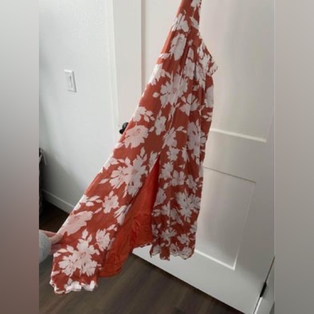 Never worn lulus dress. Only tried on. Fits like an XS/S. $30 or best offer. - Picture 2 of 5